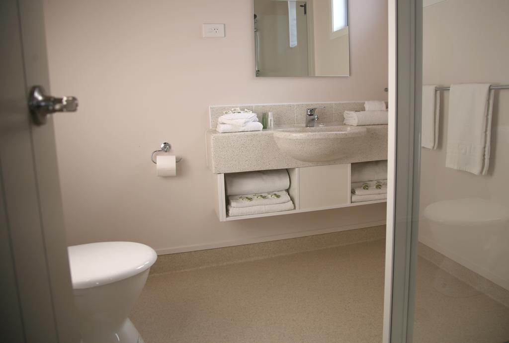 Masonic Hotel Waitara Room photo