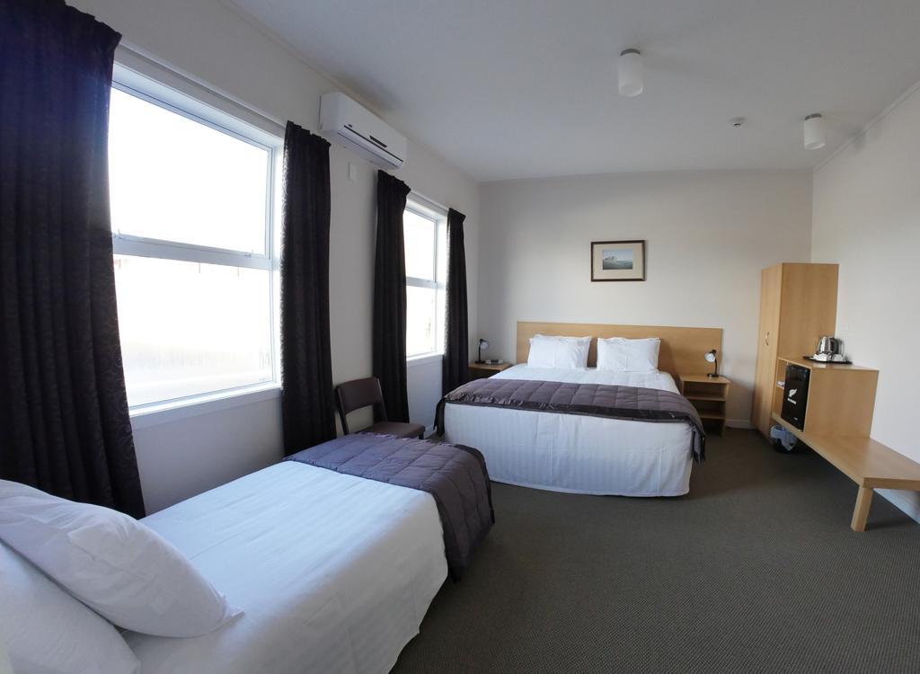 Masonic Hotel Waitara Room photo